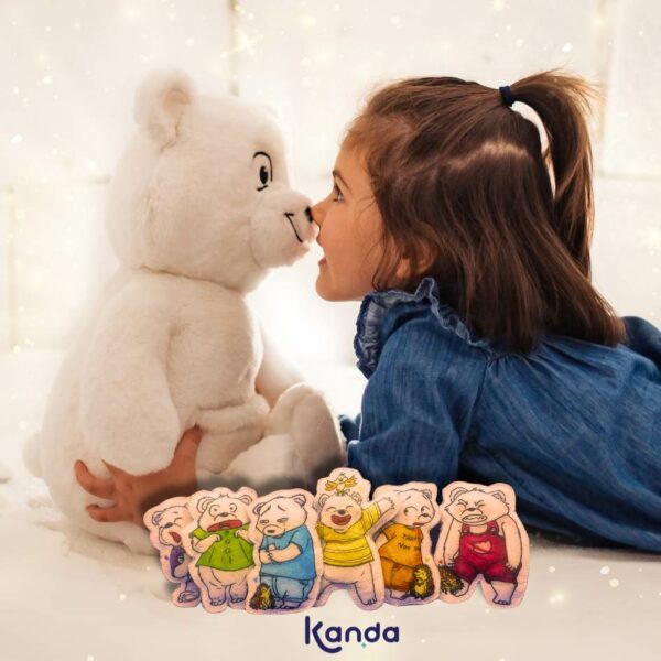 Petite fille avec peluche KANDA et ses 10 oursons émotions en feutrine colorés, favorisant l'apprentissage des émotions.