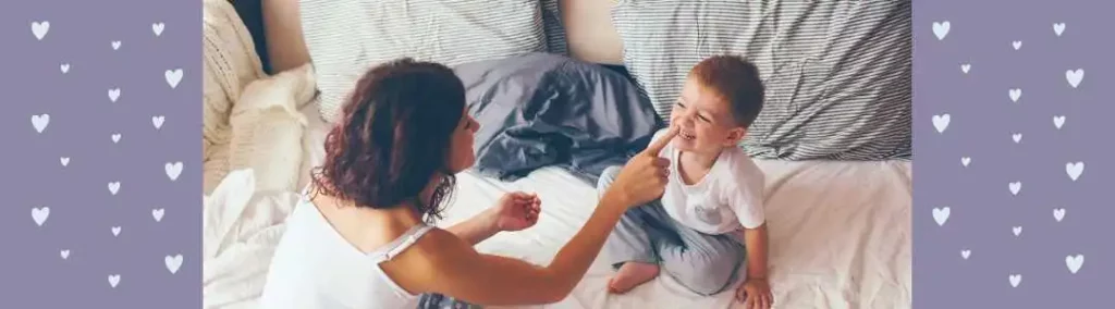 maman et son enfant qui font de l'acupression