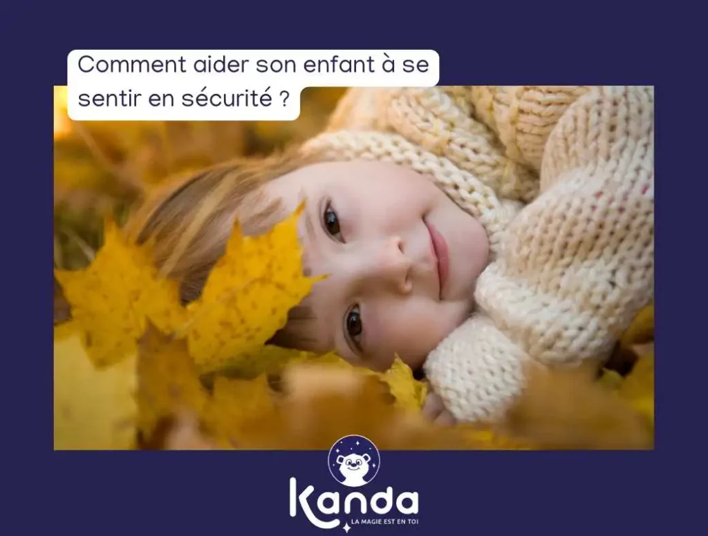 Diminuer le stress de son enfant : enfant souriant et détendu allongé parmi des feuilles d'automne